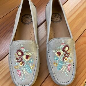 Driver Club USA Women's Floral Embroidered Loafers - Cream